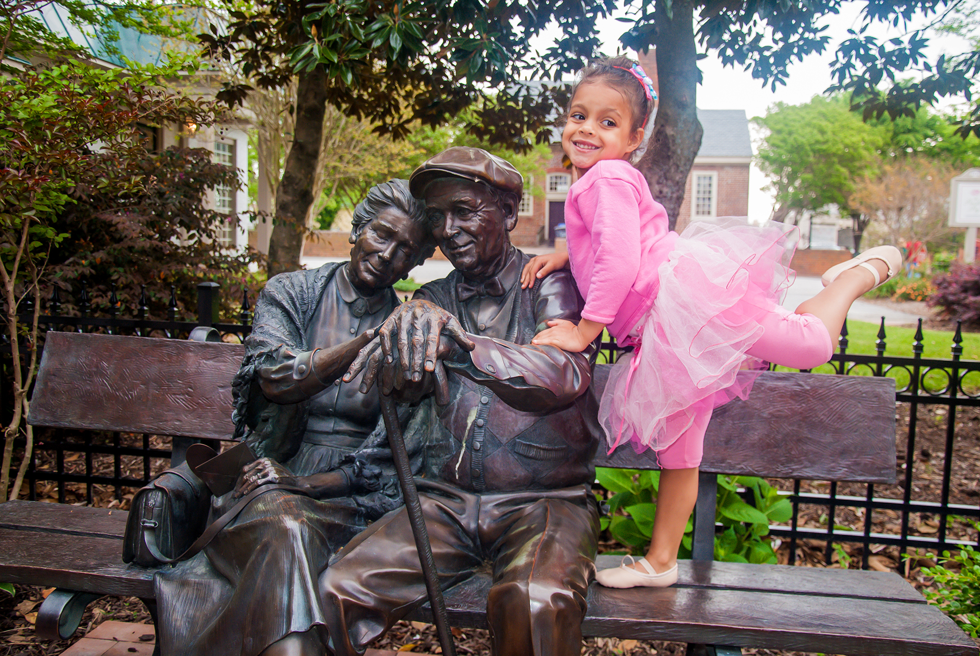 Lifesize George Lundeen bronze sculpture The Valentine Couple